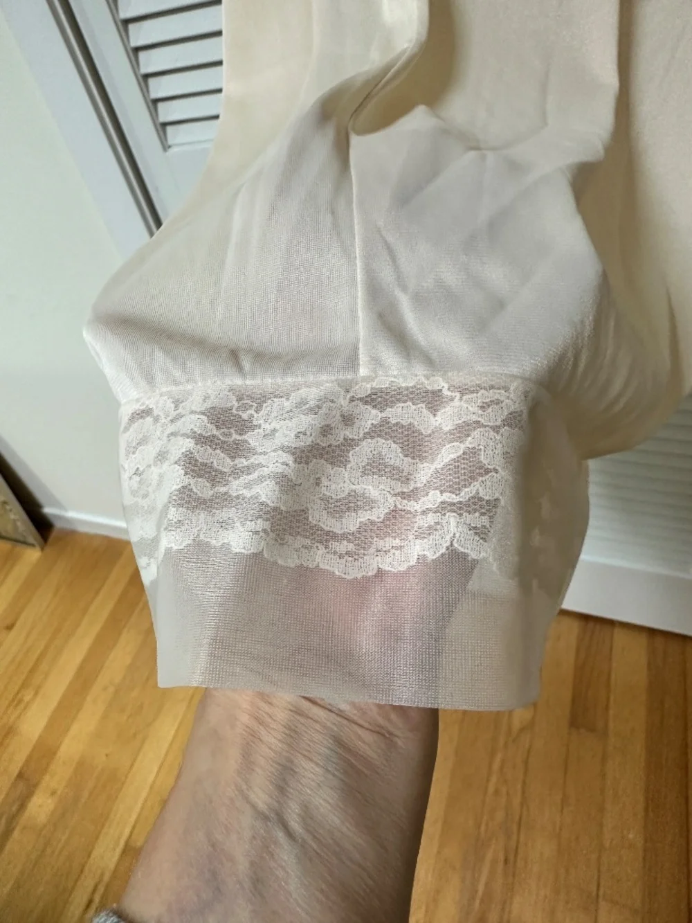 Vintage Full Slip Nylon Lace Beige Beautiful Smooth Comfortable - Picture 10 of 13